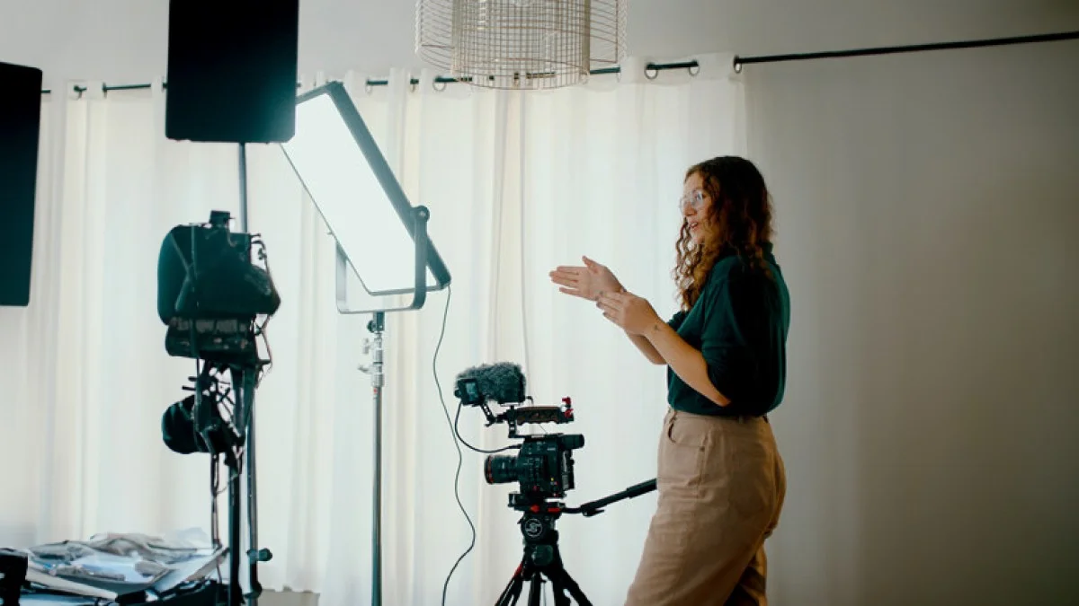 Світлодіодна панель Compac 100 для документального відео