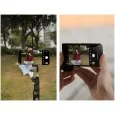 Компактный беспроводной монитор Vlog Screen PT001 для селфи и видеоблогов подключен к смартфону.